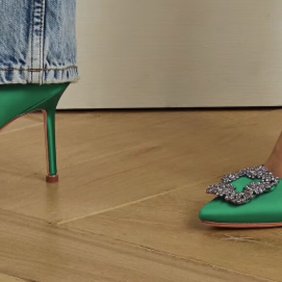 MANOLO BLAHNIK Hangisi 90 crystal-embellished satin pumps - Picture 3 of 4